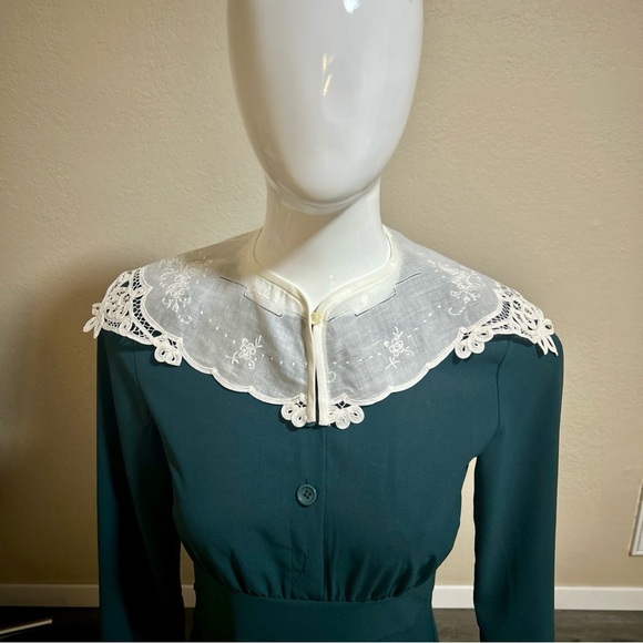 Accessories - Vintage White Cotton Lace Collar Dickey, Pearl Button, Unworn